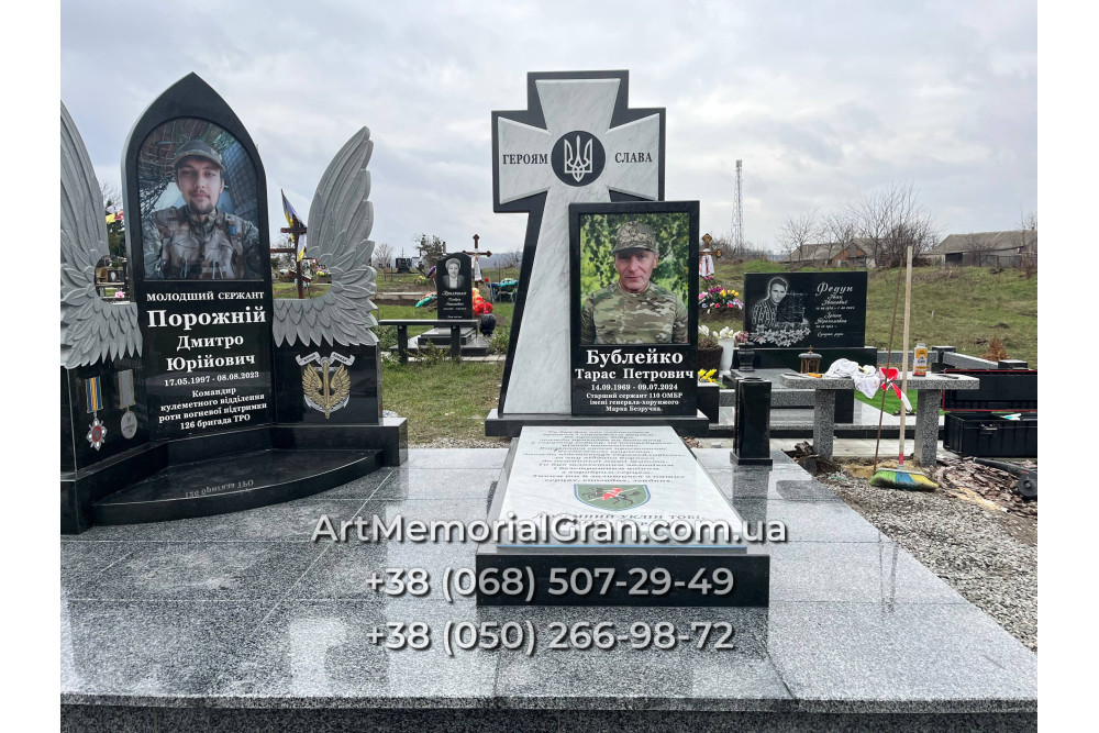 Пам'ятник військовому з крилами та хрестом 00889